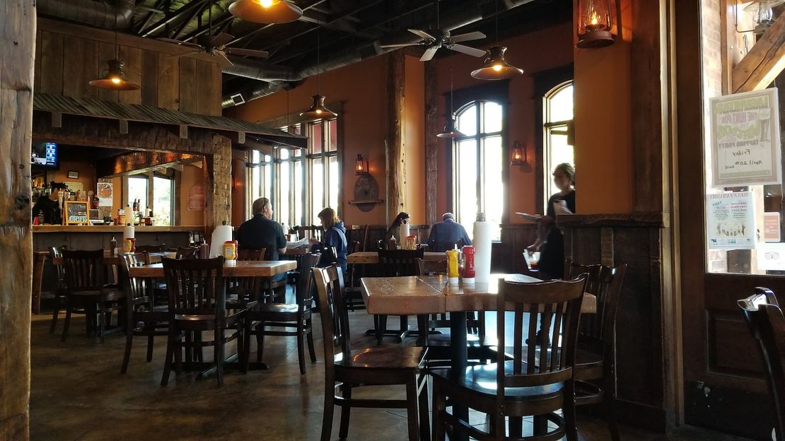 Griff's BBQ & Grill: delicious food in a rustic, western-style restaurant